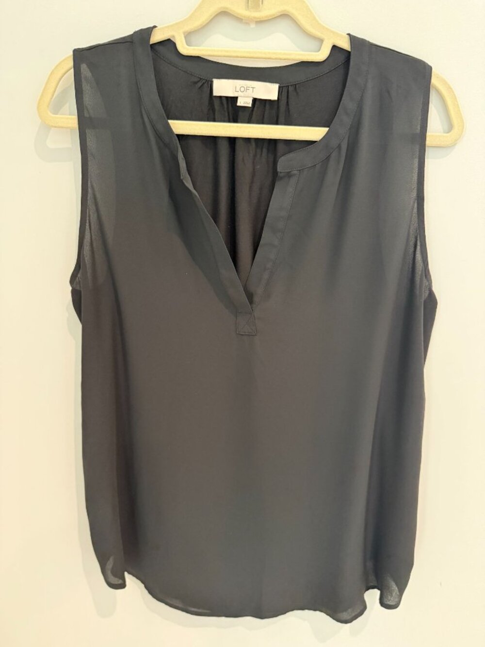 LOFT Black V-Neck Sleeveless Blouse size large